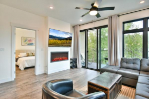 Après Shores Penthouse: Upscale Riverfront Retreat, Wrap-Around Balcony